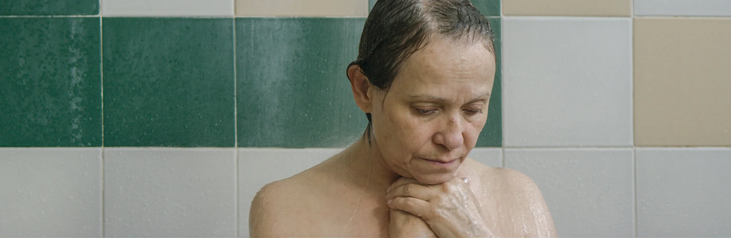 TodoLoDemas_Dona_Flor_In_Shower_Contemplates.jpg