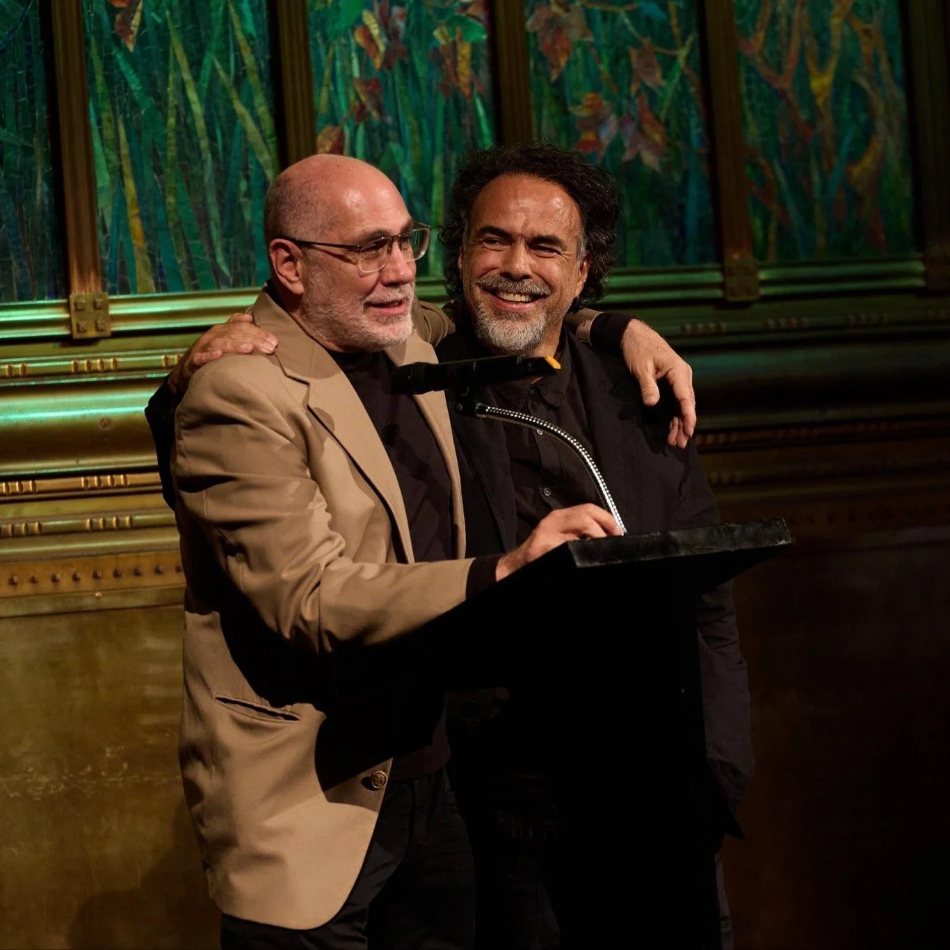 Guillermo Arriaga and Alejandro Gonz&aacute;lez I&ntilde;&aacute;rritu reconciled last night, during the 25th anniversary screening of AMORES PERROS at the Palacio de Bellas Artes in Mexico City.
.
.
.
#Guillermoarriaga #alejandrogi&ntilde;&aacute;rr