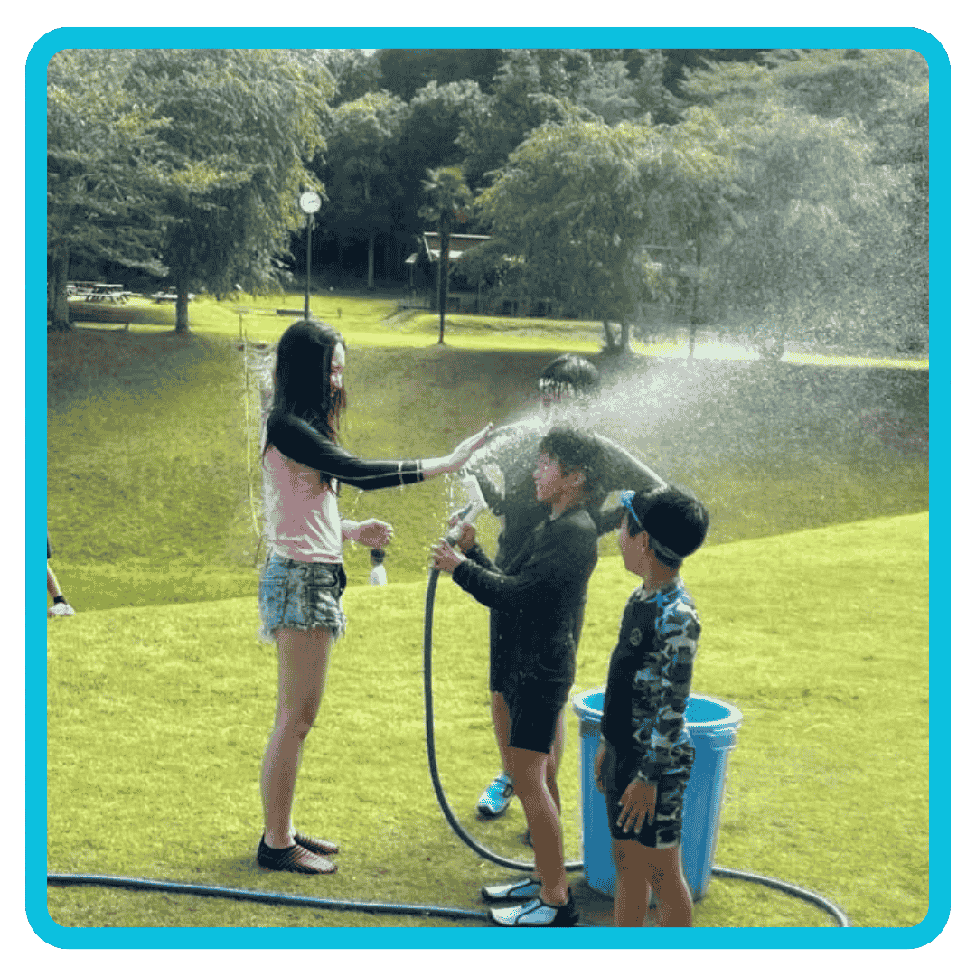 仲間と一緒に水遊びを楽しむサマーキャンプ