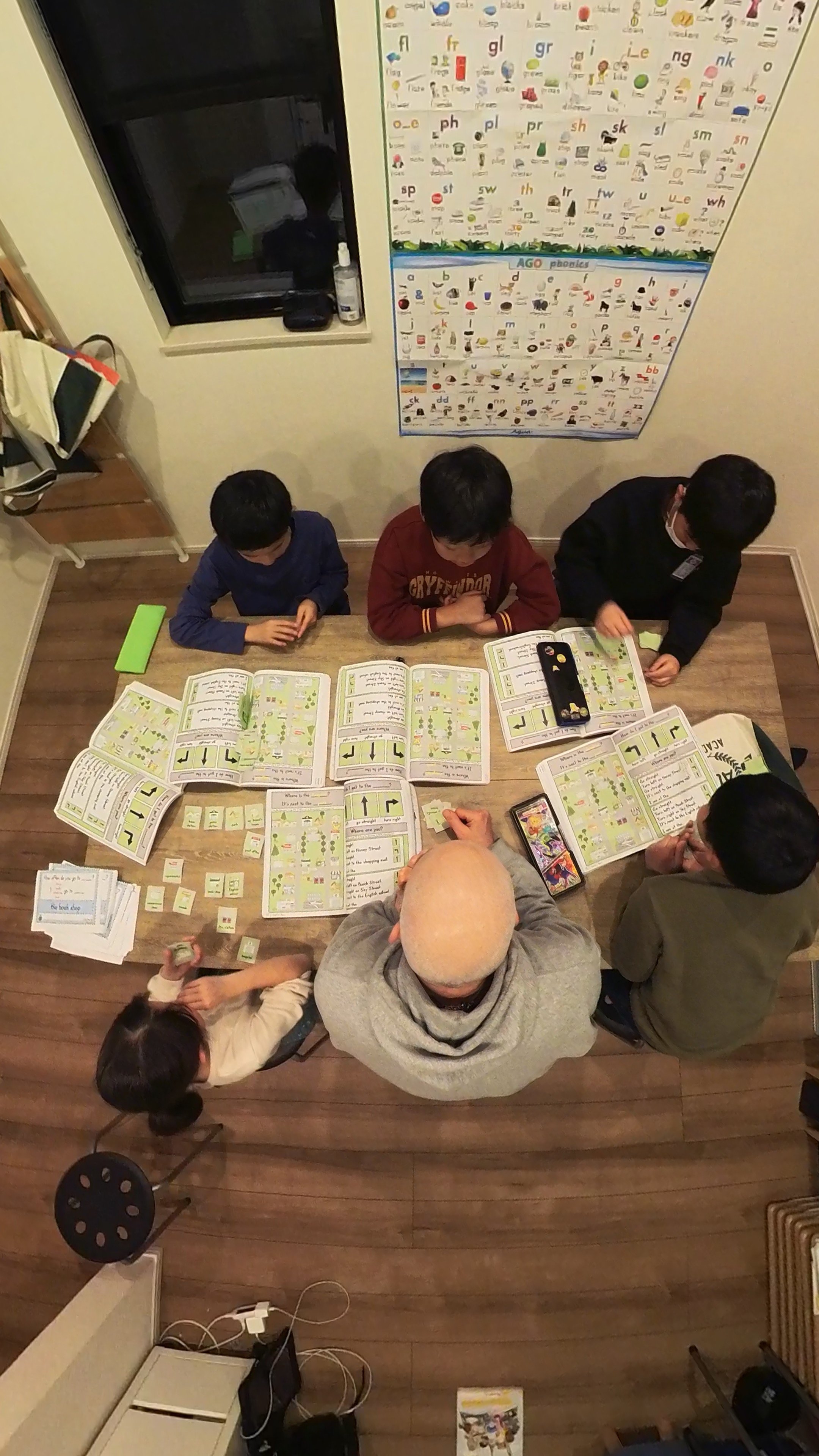 明るい教室で英語を学ぶ子どもたち