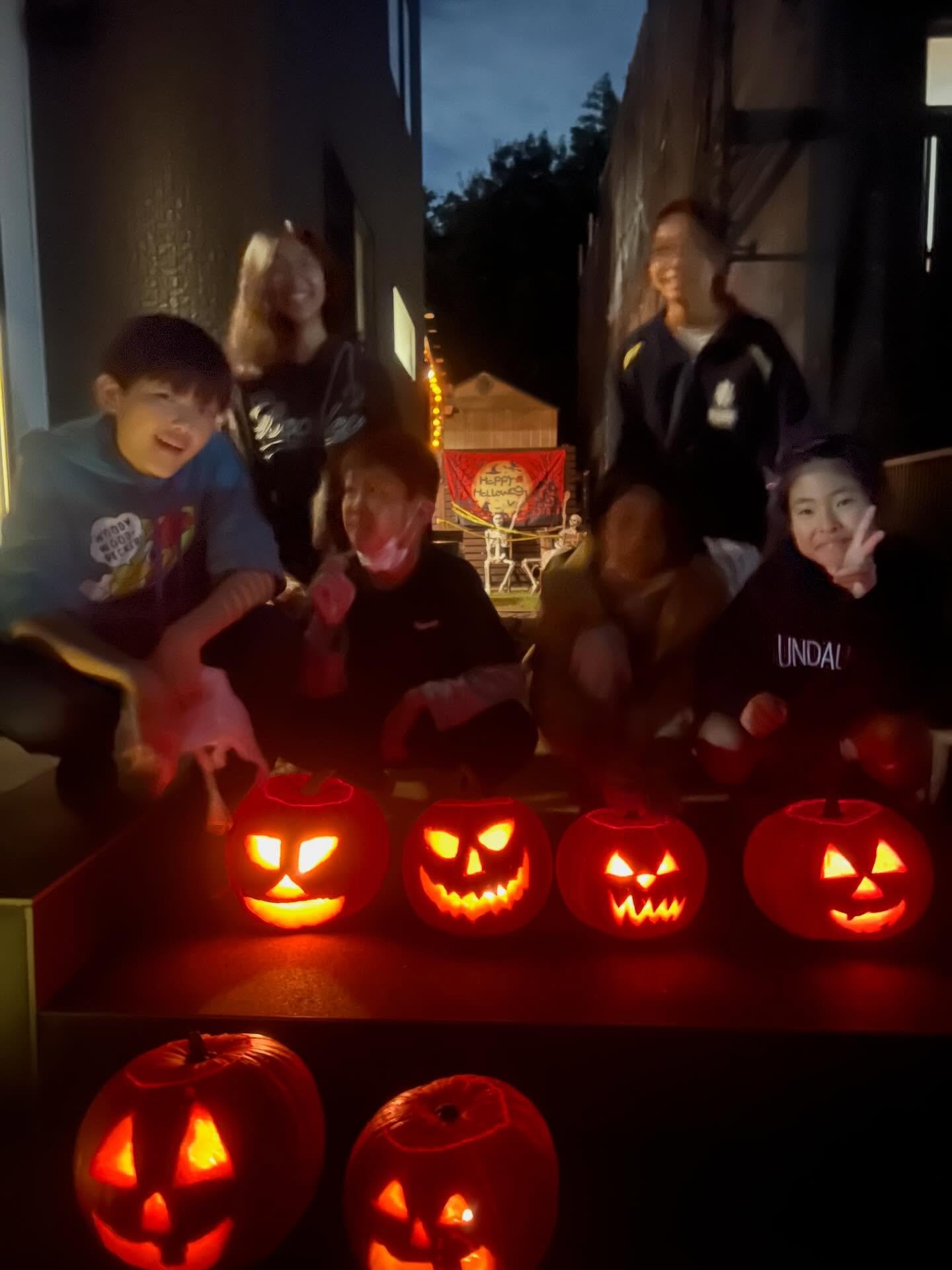 🎃 かぼちゃカービングでハロウィン♪ 🎃
にこにこ笑顔の子どもたちと、楽しいハロウィンタイム 👻✨
みんなでかぼちゃを作れて、とっても楽しかったです！
来年もまた一緒にやろうね 🧡🎃#halloween