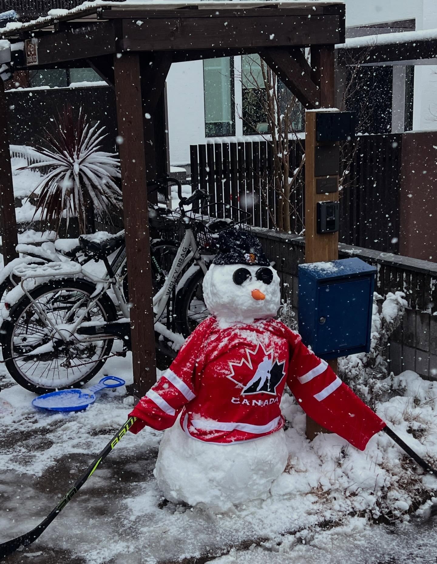 ❄️ 千葉に雪！？ ❄️
とってもめずらしい雪の日☃️✨
せっかくなので、みんなで楽しんで雪だるまを作りました〜！

冬のオリンピックでがんばる選手たちを応援しながら、気分もほっこり 🏅🔥
千葉の小さな雪から、大きな夢へ&mdash;&mdash;
がんばれカナダ！🇨🇦 がんばれ日本！🇯🇵 💪❄️#千葉の雪 #レアな雪の日#雪だるま #冬の思い出 #がんばれカナダ