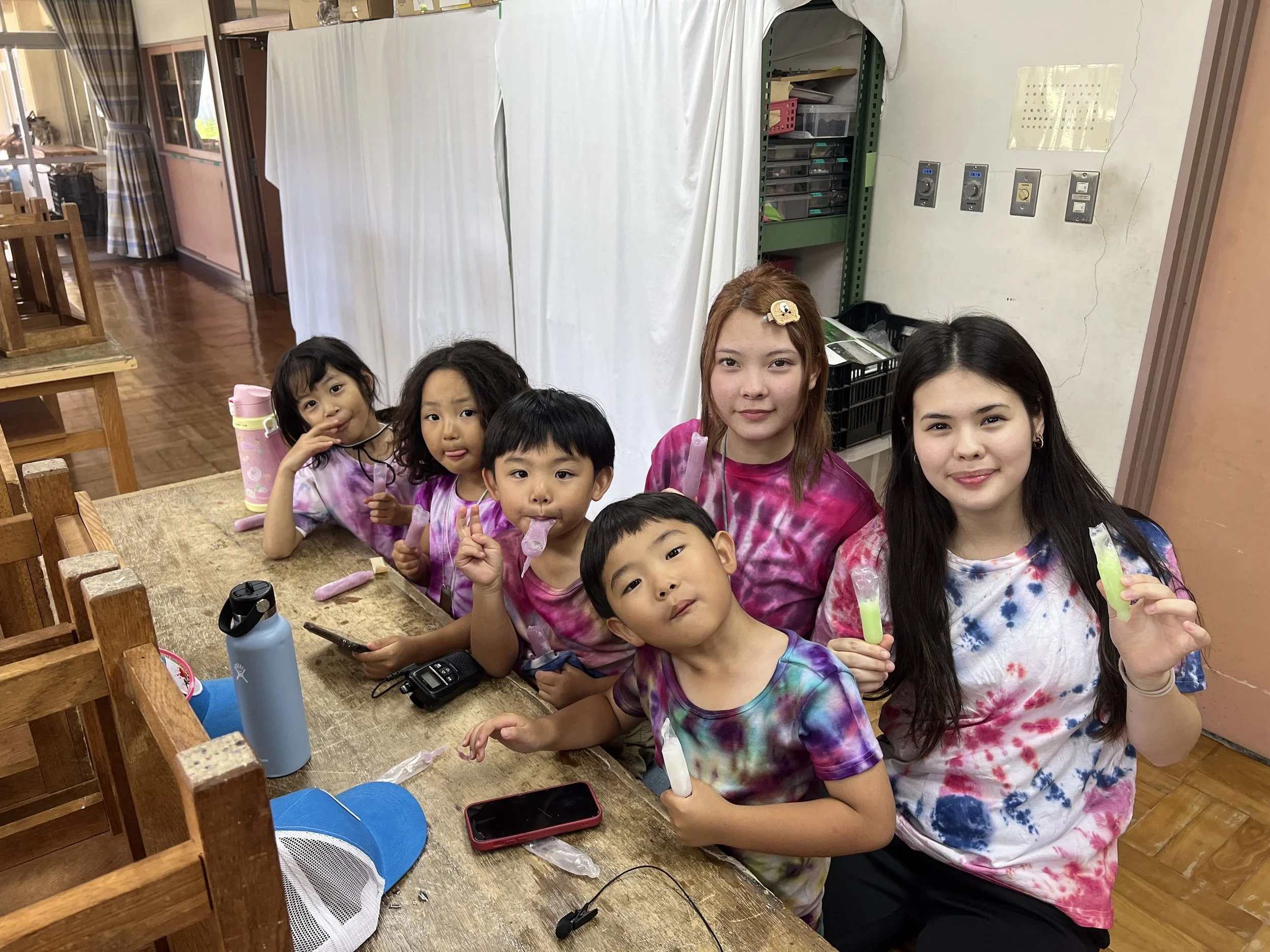 Children-enjoying-hands-on-activities-at-English-summer-camp