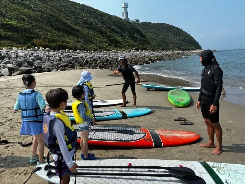  ビーチゲームを楽しむキャンパー 