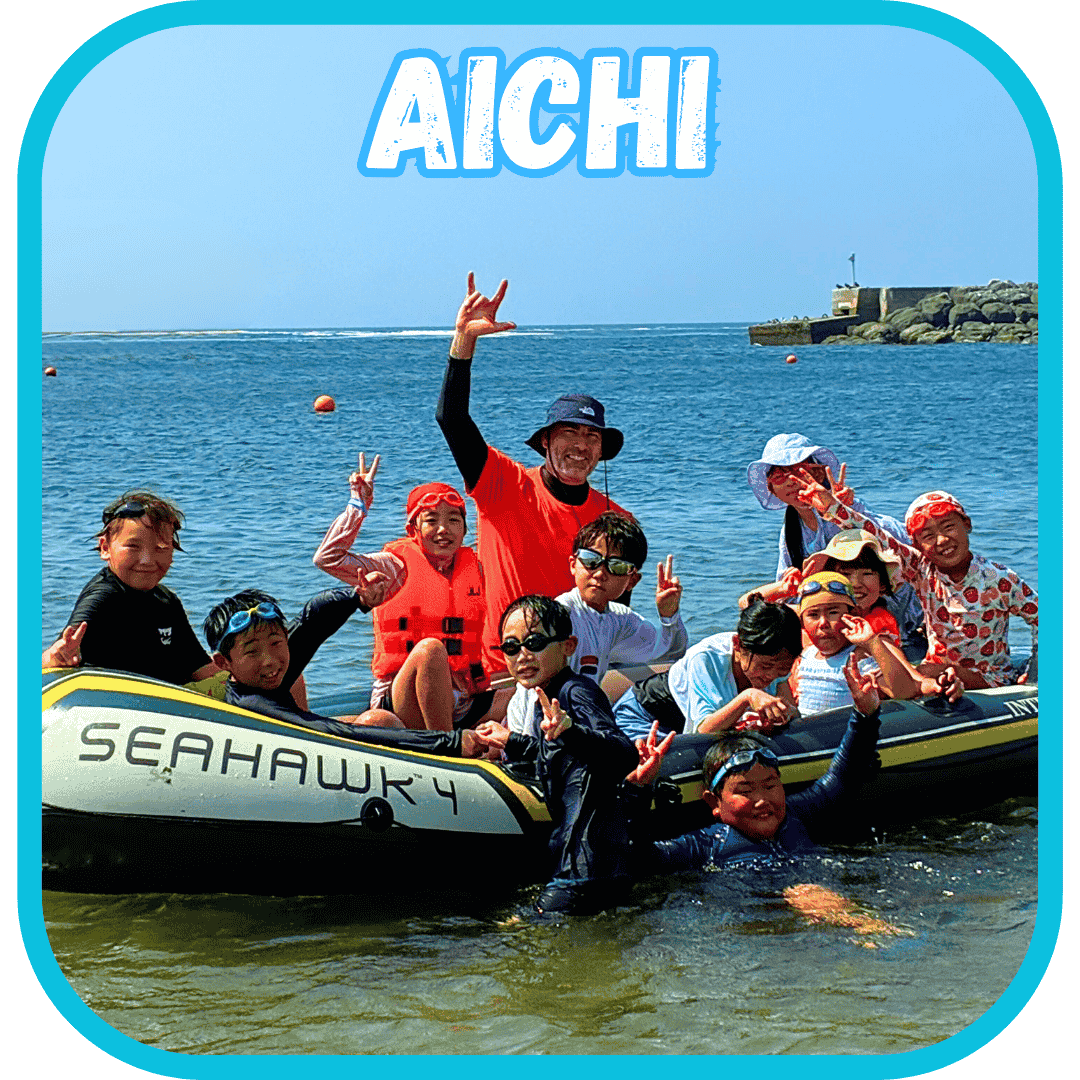 愛知の英語サマーキャンプで磯遊びや海で泳ぐ体験をする子供たち