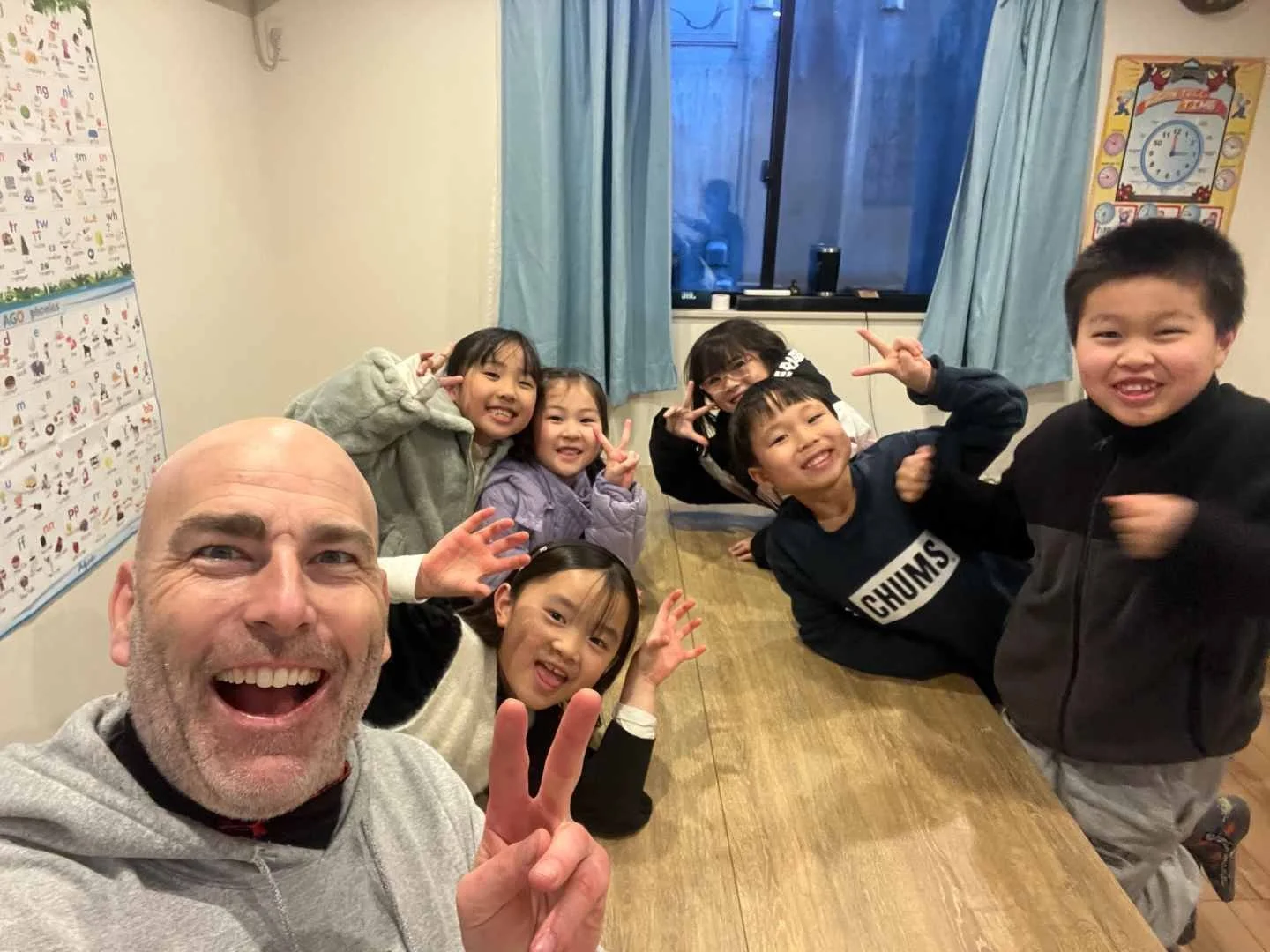 四街道市で英語レッスンを楽しむ子どもたち