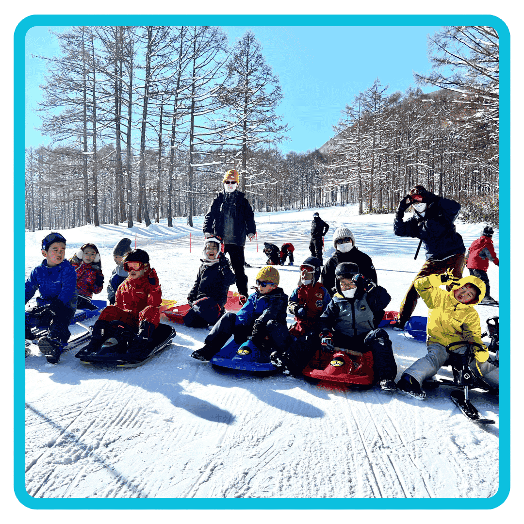 雪山でそり遊びを楽しむ家族