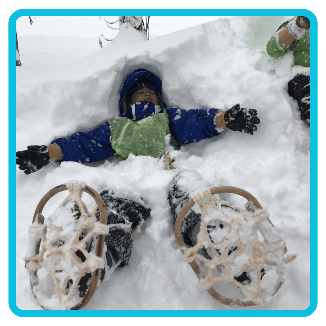 子どもたちが雪の中で遊ぶ様子