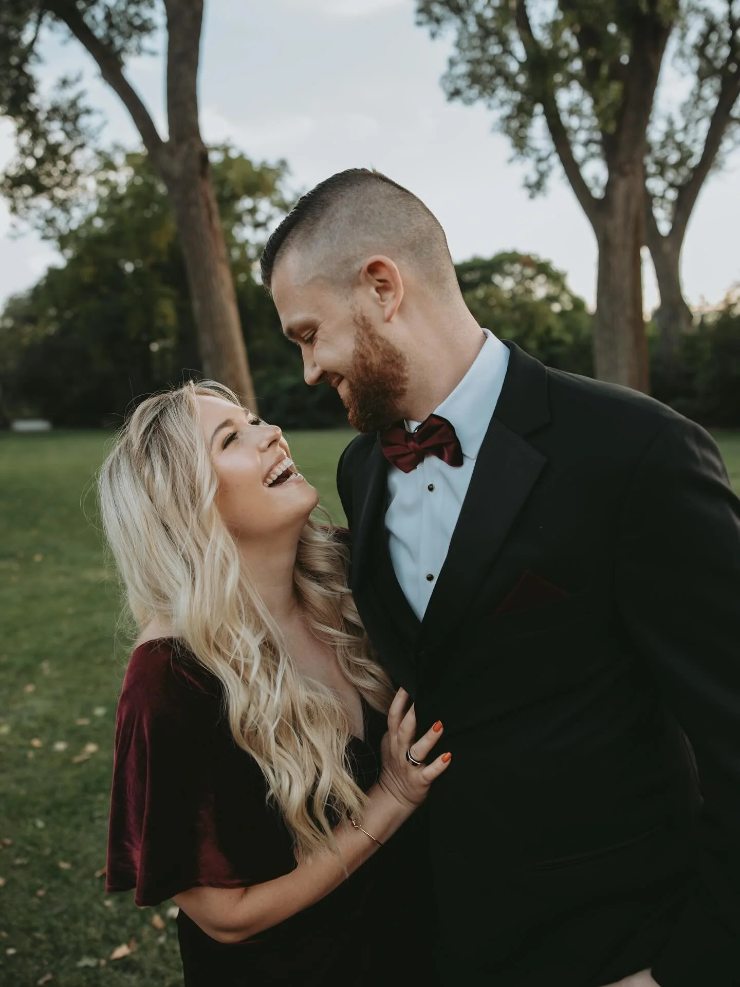 When your wedding party consists of cutie couples that want a photo, you take the photo.  It was fun getting to hang with this wedding party, especially @leahpieperphoto. 🫶🏼