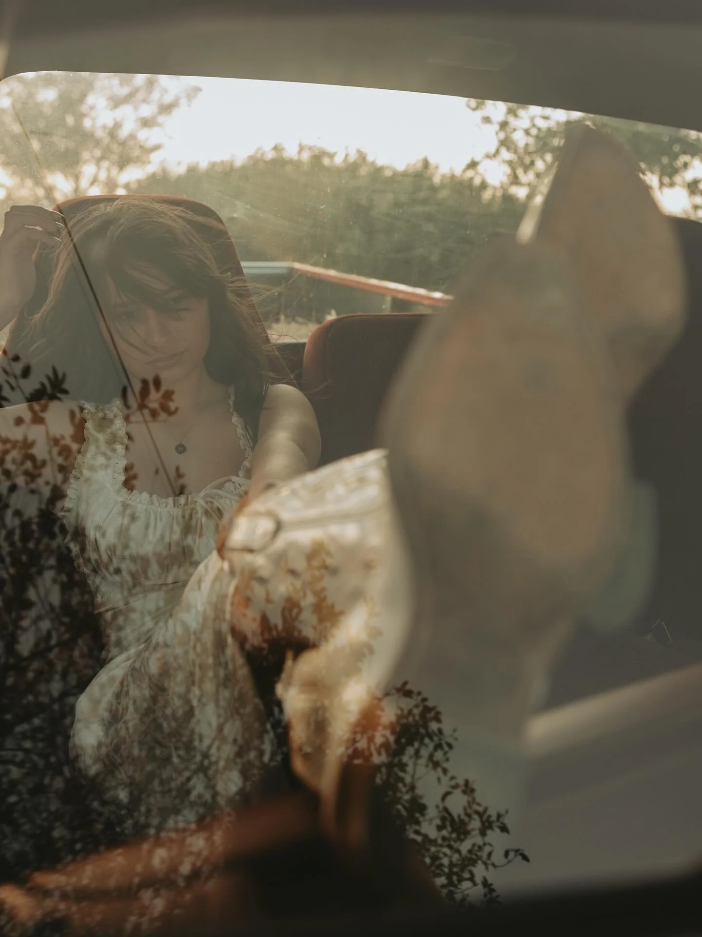 It&rsquo;s what the kids call Senior Sunday 🤍
In honor of @taylorswift&rsquo;s new album I&rsquo;m hoping everyone&rsquo;s wish lists come true 🫶🏼

I had the best time with Hallie last night!  Excuse me why I obsess over her photos! 

#seniorsunda