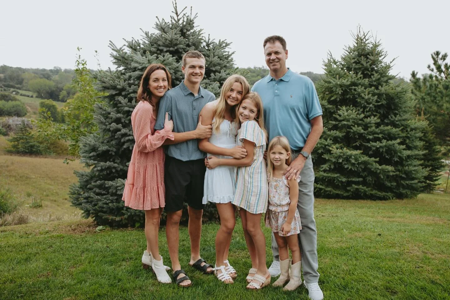 🌺 Spring Minis 🌺 
~ $295 ~ 20 minutes ~ Printing Rights ~ 20-30 edited Photos ~

Message me for dates &amp; locations available!