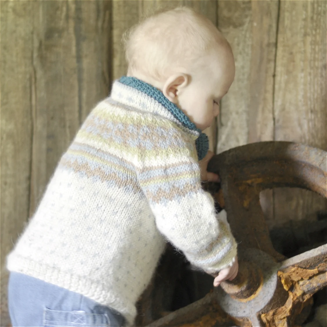 Oldefars kofte er likeså myk og god som buksa, og med høy halskant er den god å ha i tidlige vårmåneder