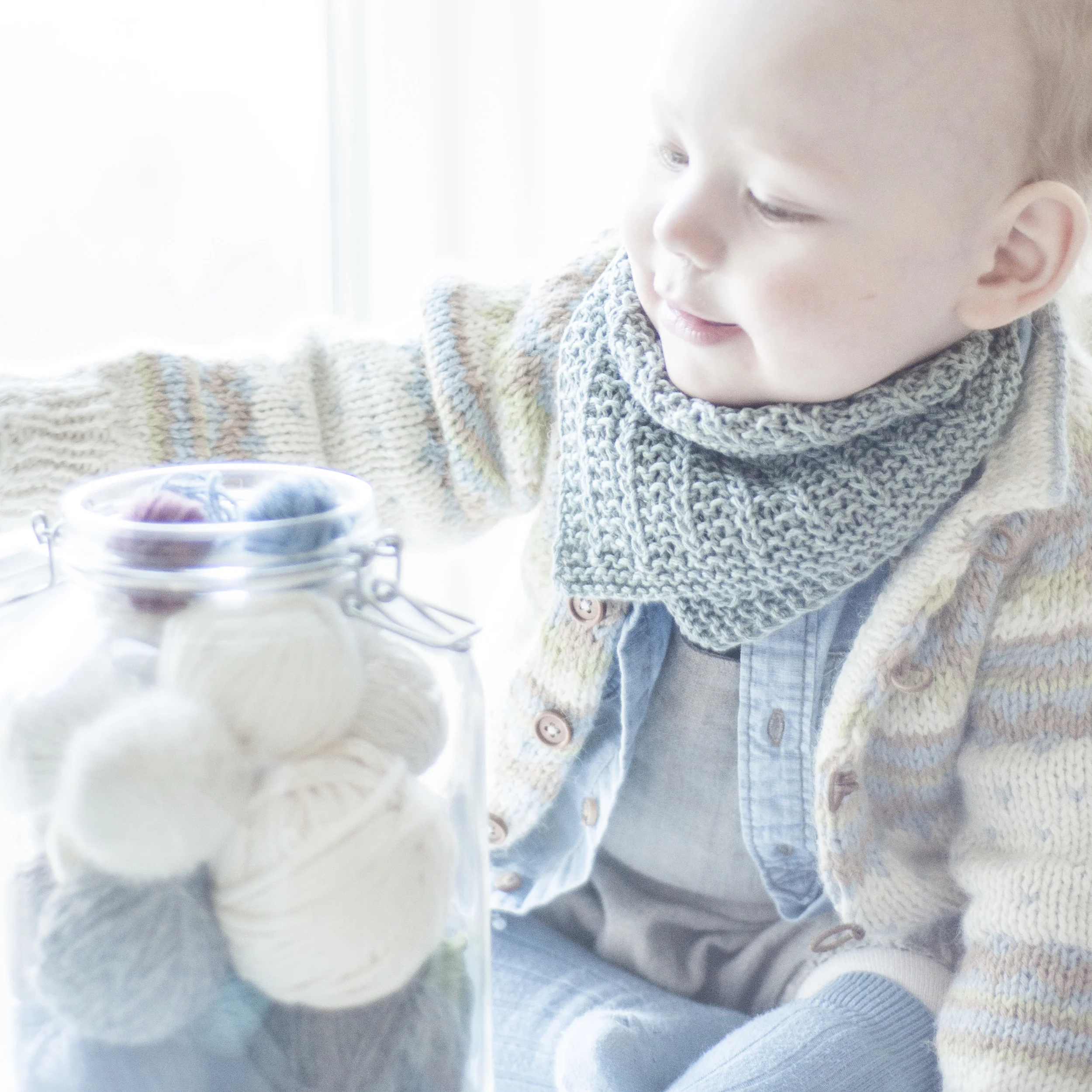 Oldefars kofte i nydelige sarte toner, og en dobbel enkel hals i dusgrønt og mønster.
