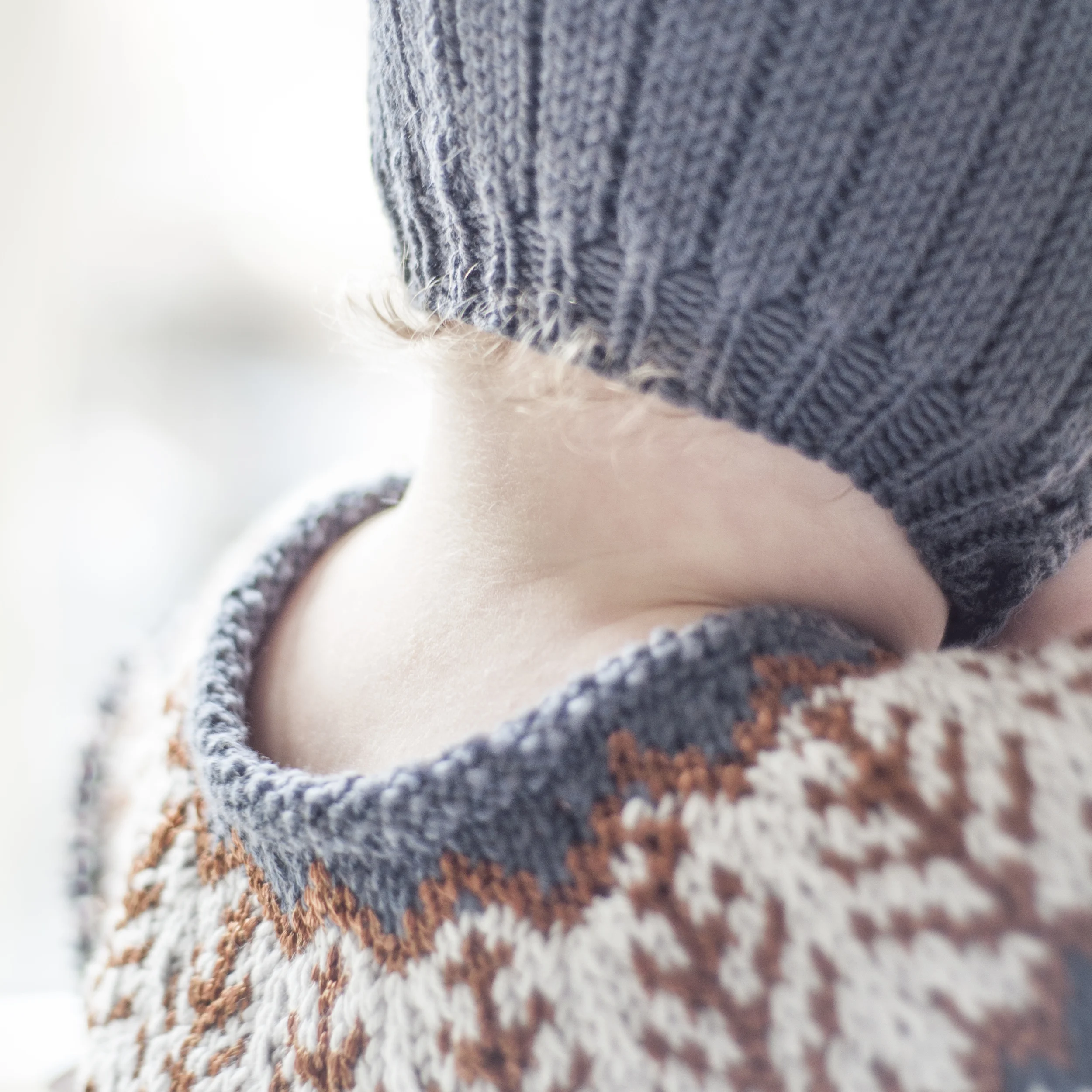 Nye birkelue kombinert med en Emblatunika I skifer, kobber og lysegrå.