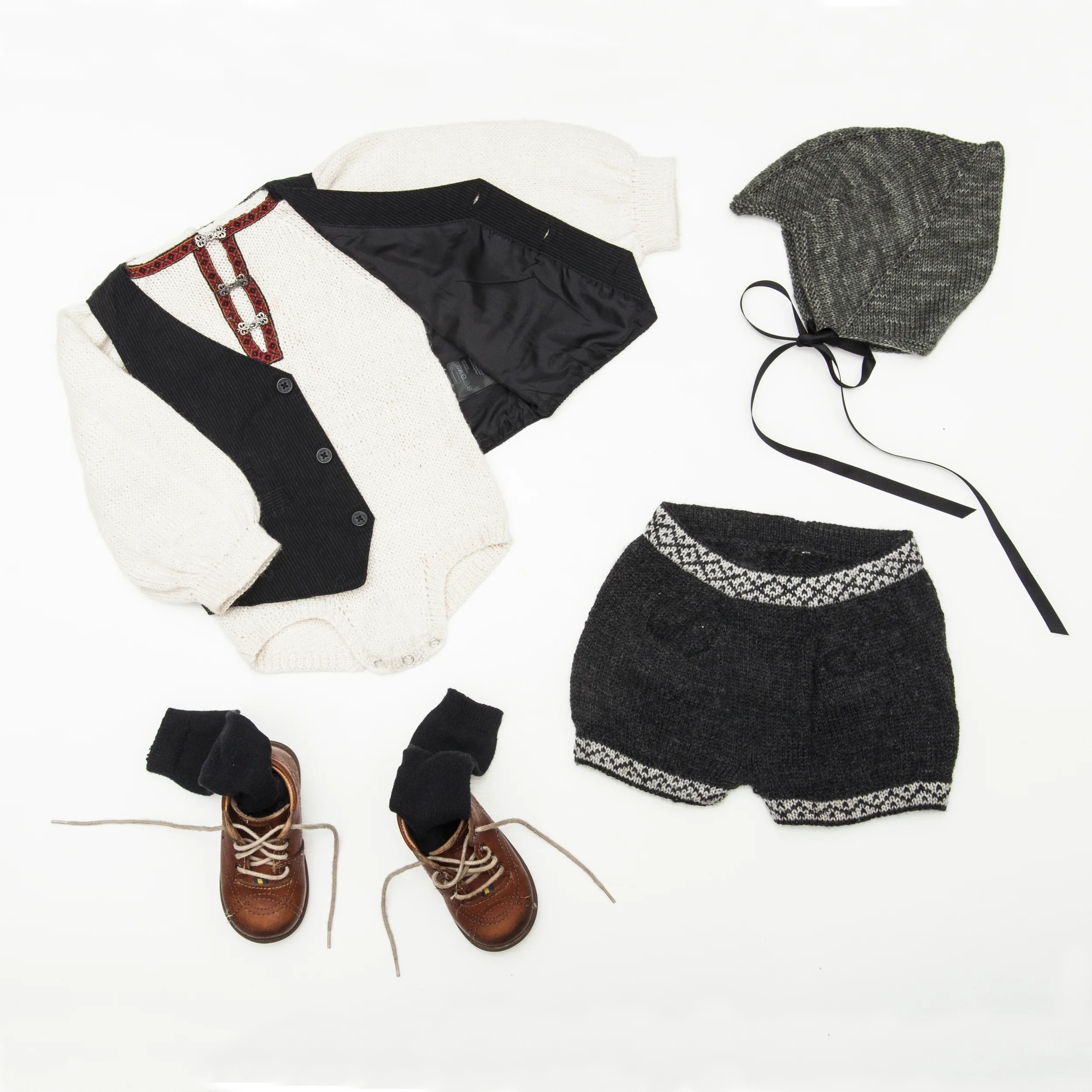 Hva med en litt røffa opp versjon av bunaden? Bunadsbody og -shorts sammen med sorte knestrømper, sort vest, skinnsko og en klassisk djevellue.