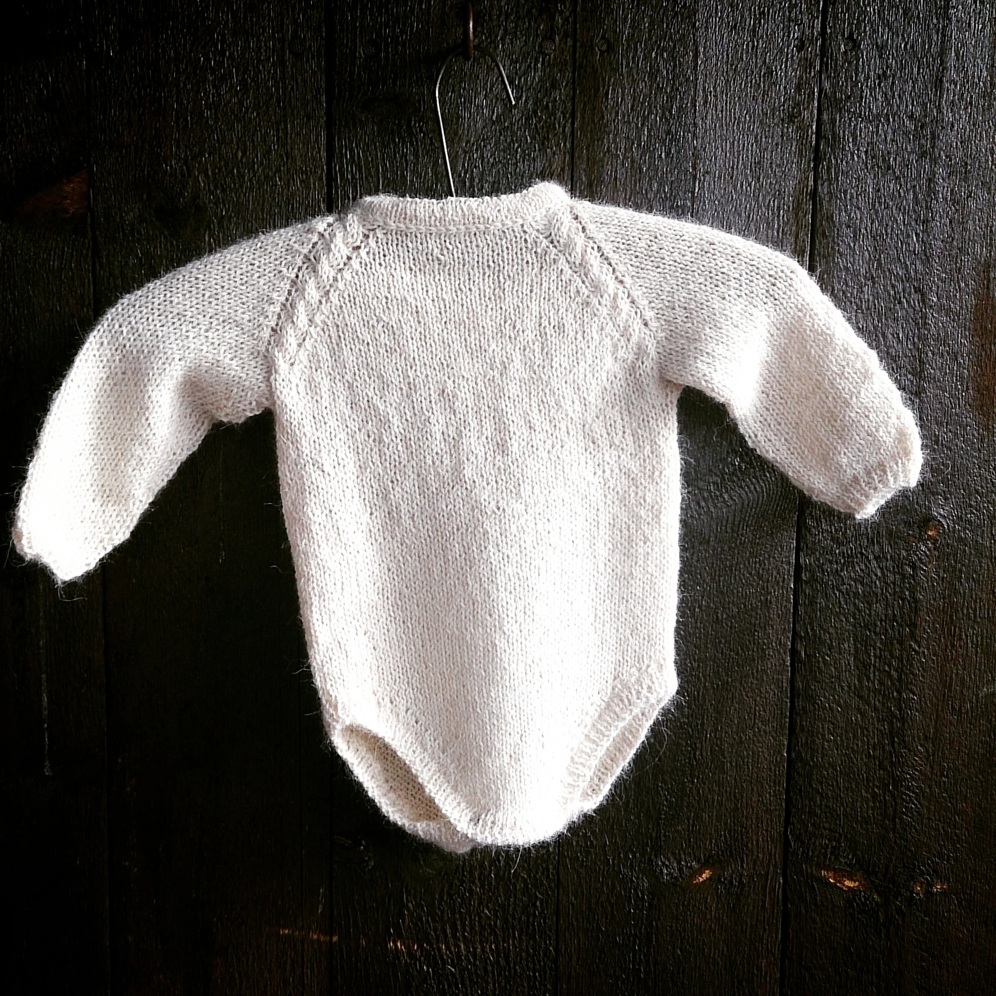 Ikke så viktig med bunad men gjerne god og varm baby? Linneadrakten er en praktisk liten sak med nydelig fletteraglan som gjør den egnet til alle anledninger! 