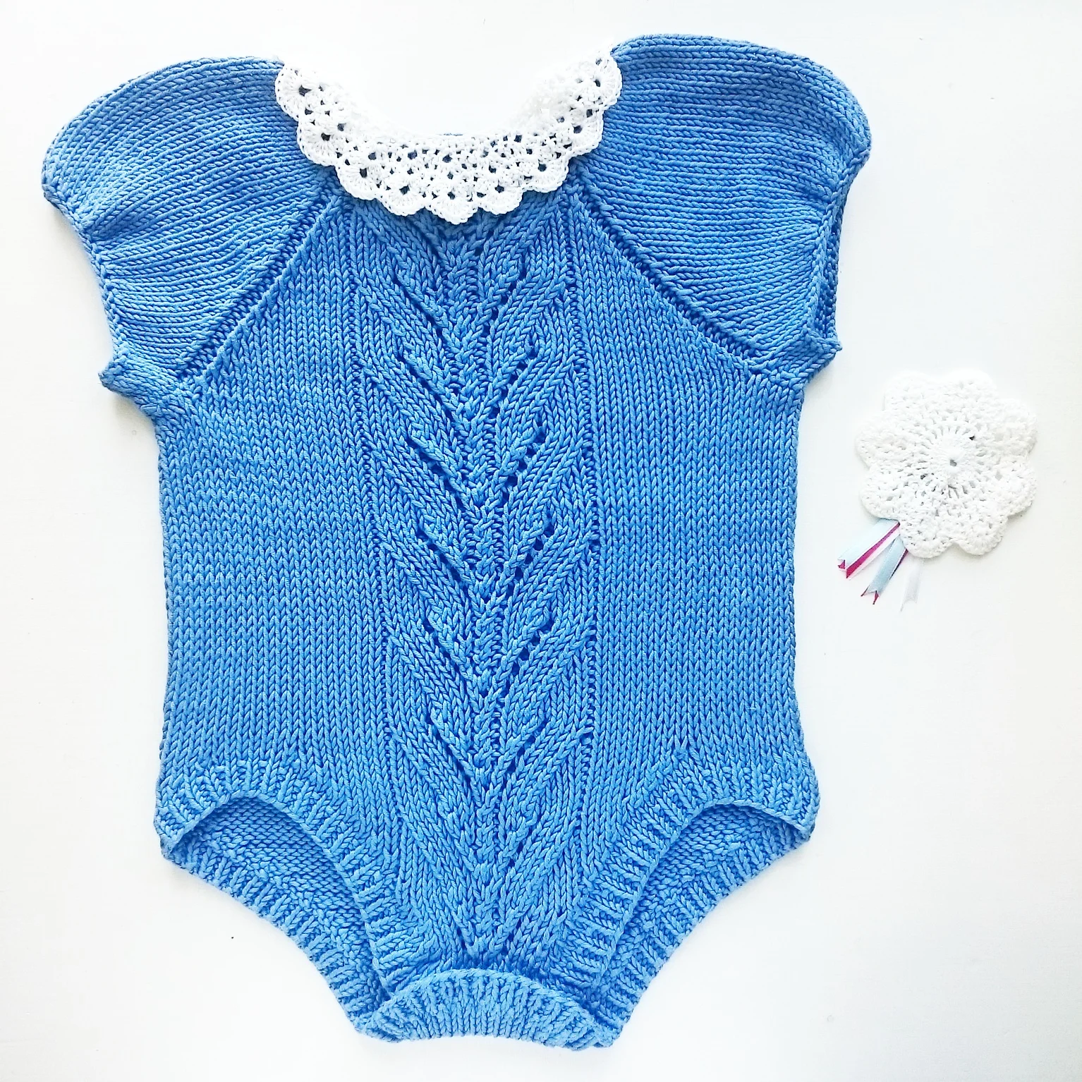 Vakre Tirildrakt passer gjennom hele våren og sommeren - og vi håper på de varme maidagene. Den nydelige heklekragen ligger gratis her (engelsk)