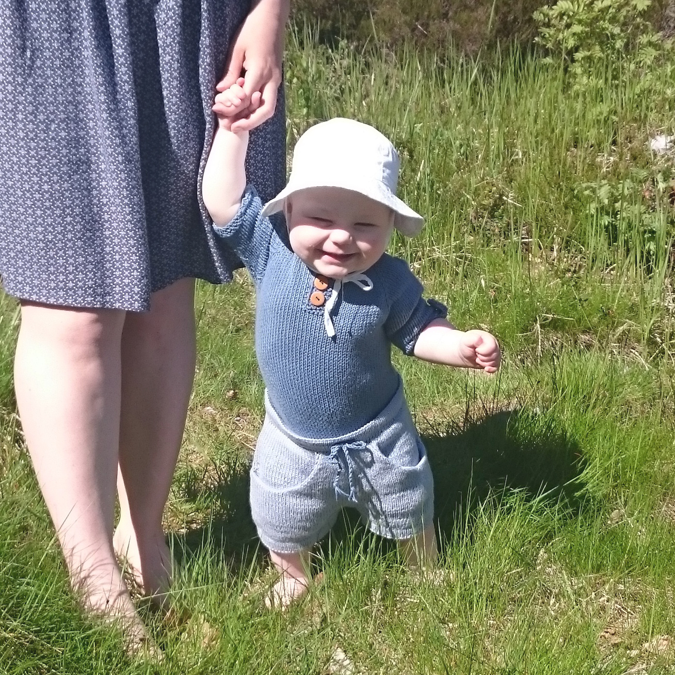 Fridadrakten ute på vandring, sammen med lommeshorts . Visste du at fridadrakten fint kan strikkes som t-skjorte også? Bare avslutt når drakten når barnets hofte, strikk ca 2 cm vrangbord. og strikk kortere ermer. Eller forleng ermene for en genser! 