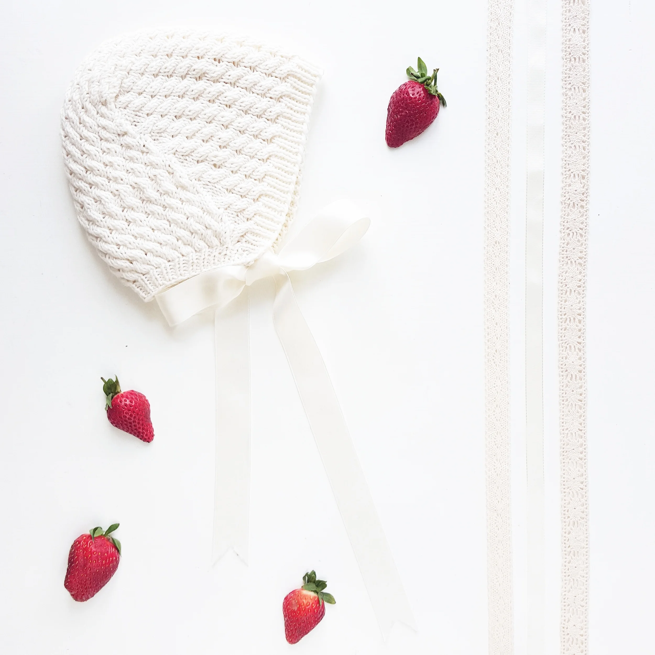 Splitter nye flettekyse er en vakker, lettstrikket liten sak, hva med å kombinere den med Tirildrakten for en liten sommerprinsesse eller -prins?