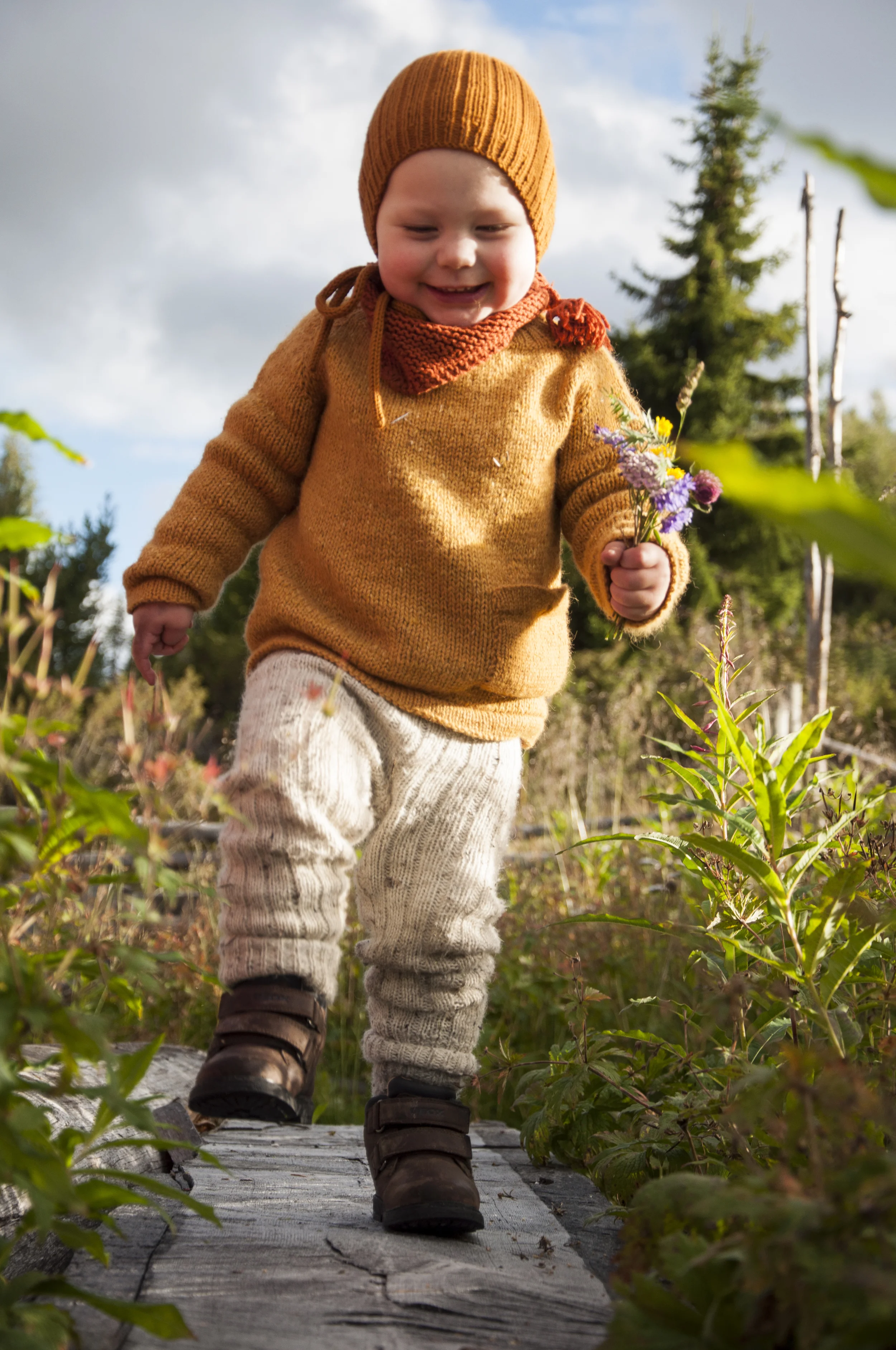 Genser med lomme strikket uten oppskrift - i Sandnes Alpakka i utgått farge og Pickles Merino Tweed - Løvfall. Buksen er strikket etter en gratisoppskrift fra Sandnes som ligger HER . Jeg brukte litt under 1 nøste av regia tweed 6-fädig 150g Et garn som dessverre ikke produseres lengre, men som jeg fikk tak i på Strikkelykke i Bergen i april i år, så noen nøster er nok tilgjengelige her og der.