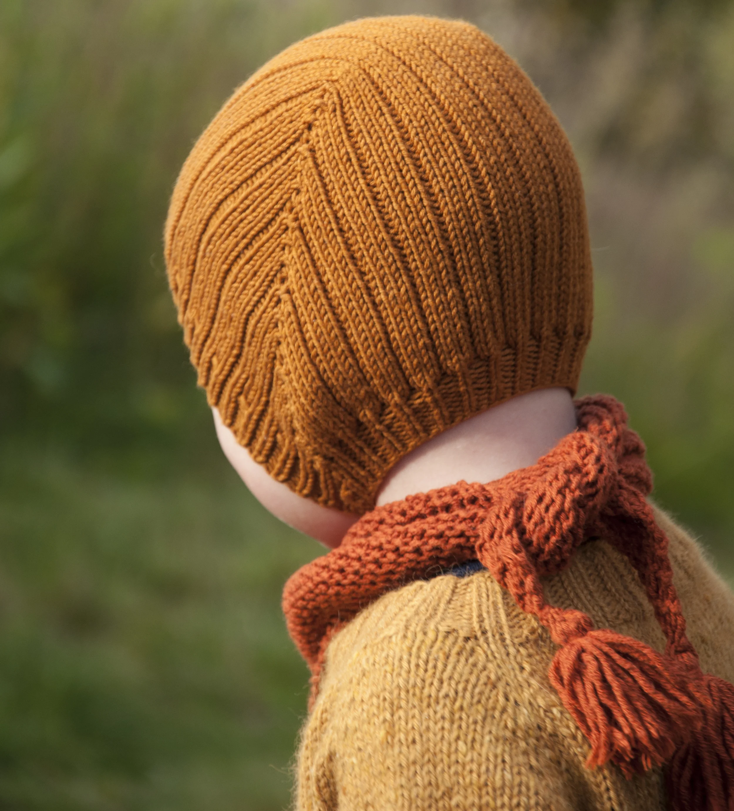 Birkelue i Lerke 3046 - Brun og Enkel hals i Cotton Merino 25 - Rust