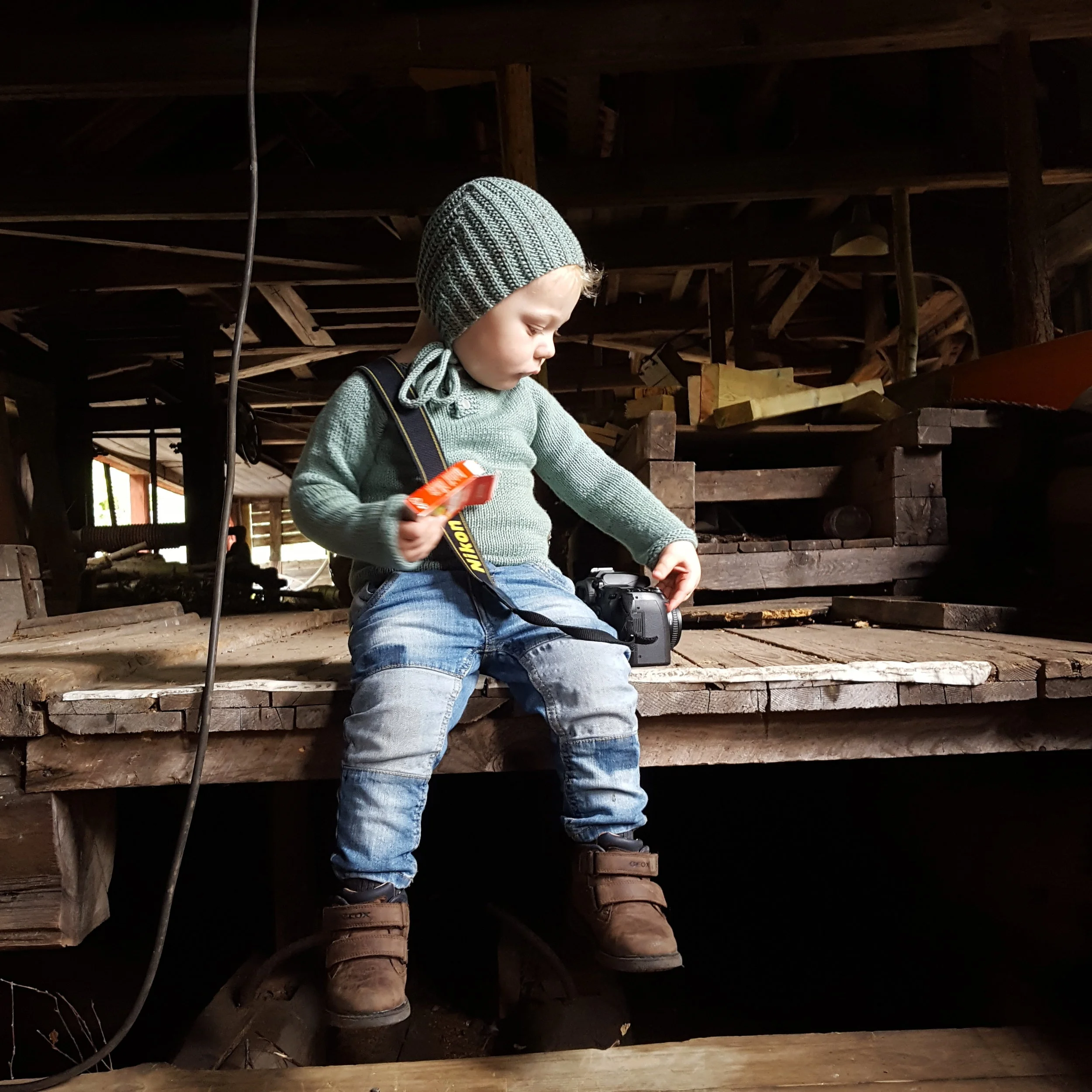 Lillebolle var med som modell og assistent.