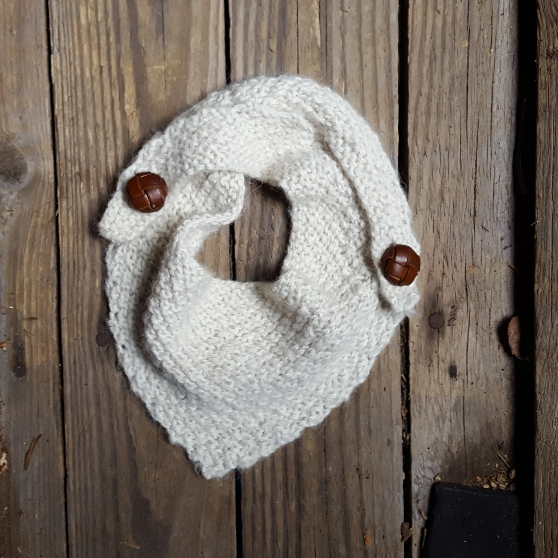 Knappeskjerfet er fra knitsandpieces/Marianne Bjerkmann - oppkriften er gratis og finnes her . Jeg har strikket i drops alpakka.
