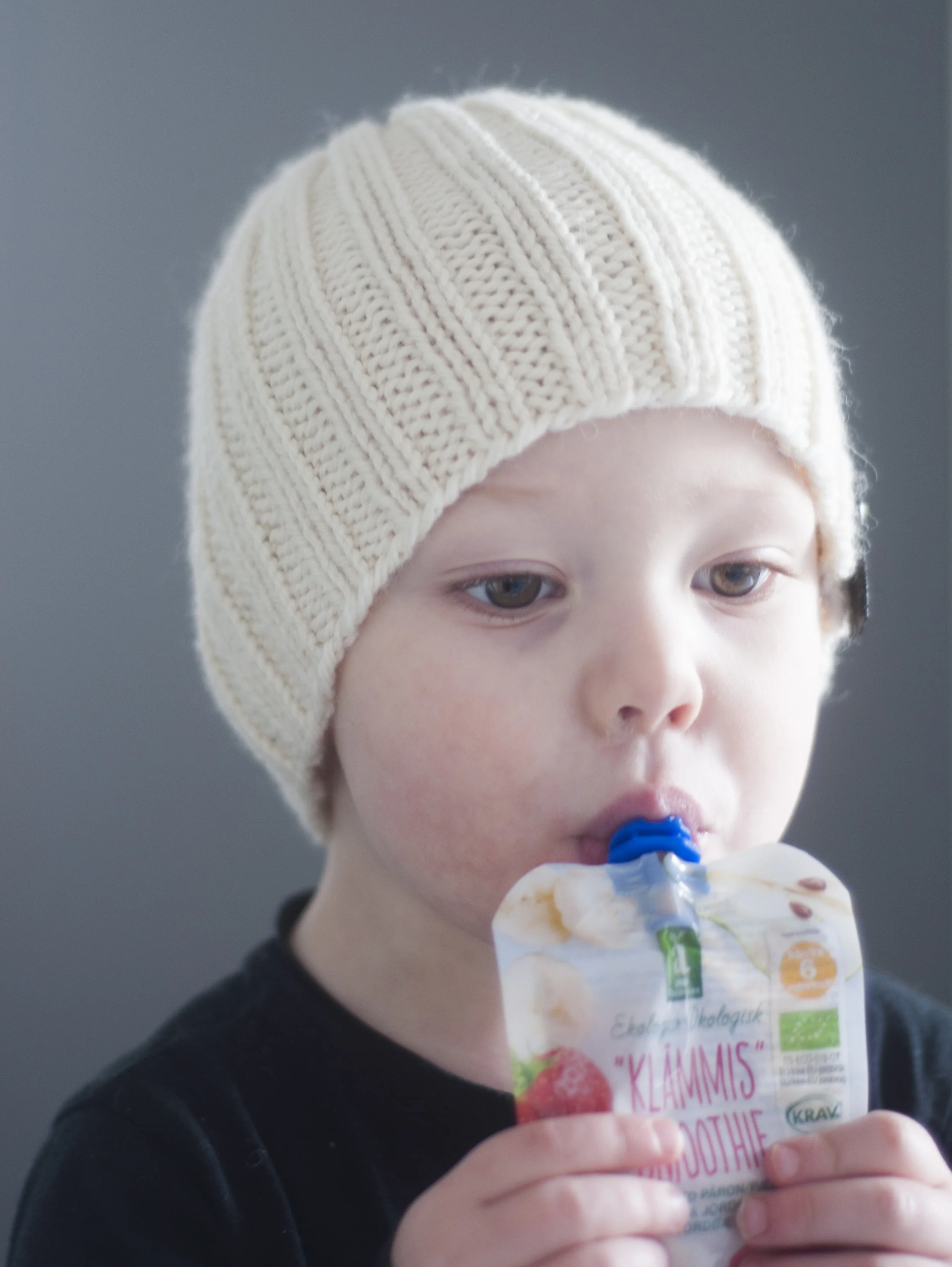 Jeg kunne laget en hel serie med "smoothieposer og strikk" - ribbelue