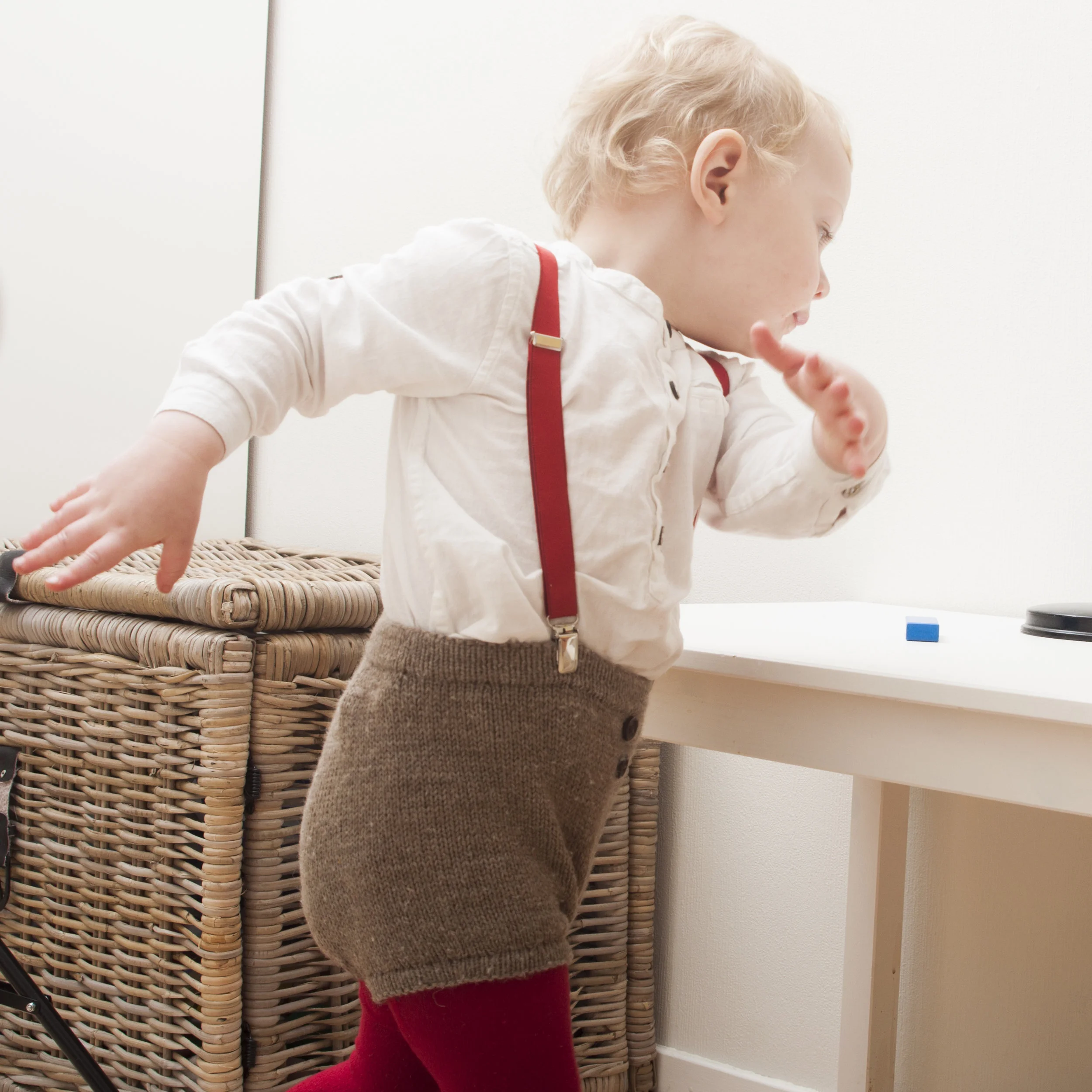 "Å så fint du satt opp klossene for å distrahere meg mamma, mon tro om ikke de gjør seg i veggen på den andre siden også?" - Liten enkel shorts