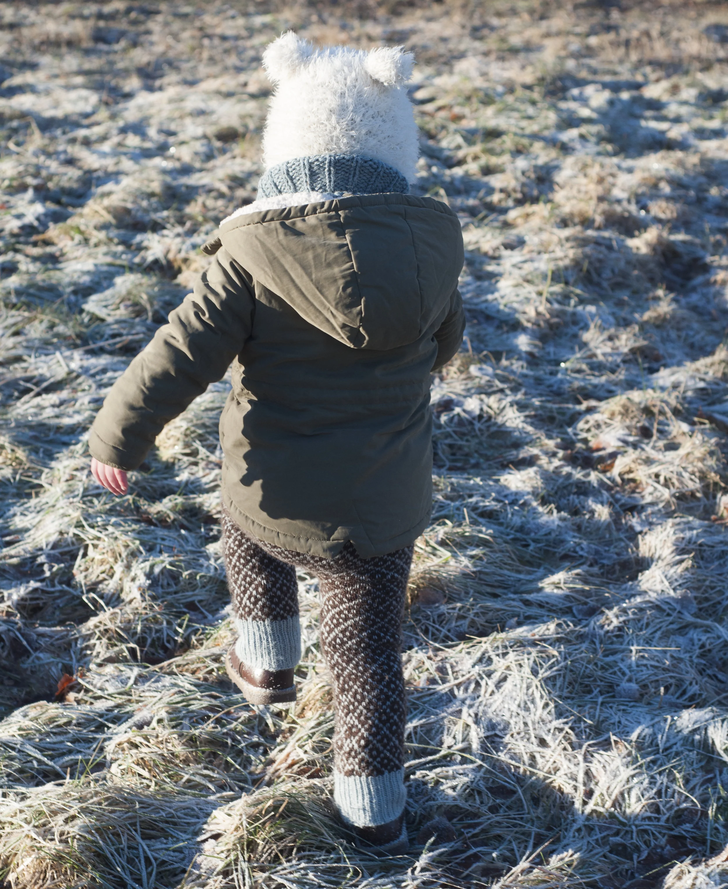 Utendørsfotografering er egentlig en av mine favoritter - mye hyggeligere, mye mindre behov for kontroll. Men det viser seg at en toåring helt fint kan løpe fra en høygravid dame. -Lillebjørn og Pers bukse