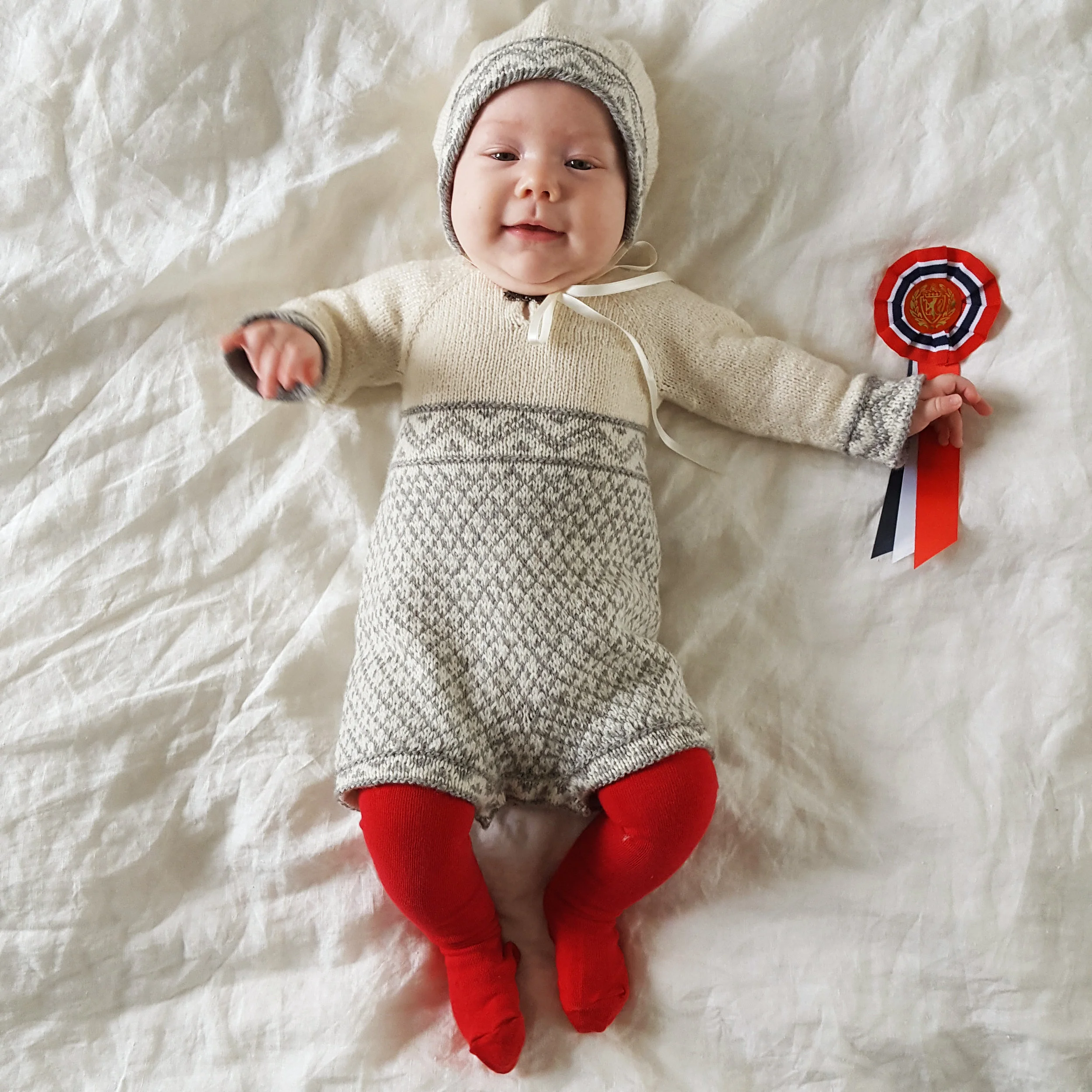 Denne drakten var intet mindre enn genial å ha på en liten sparkebaby! Skjørt og kjoler er bare tull på småttiser, og denne kan gå i arv fra bror til søster og omvendt. Kanskje fint skifteantrekk til dåp?