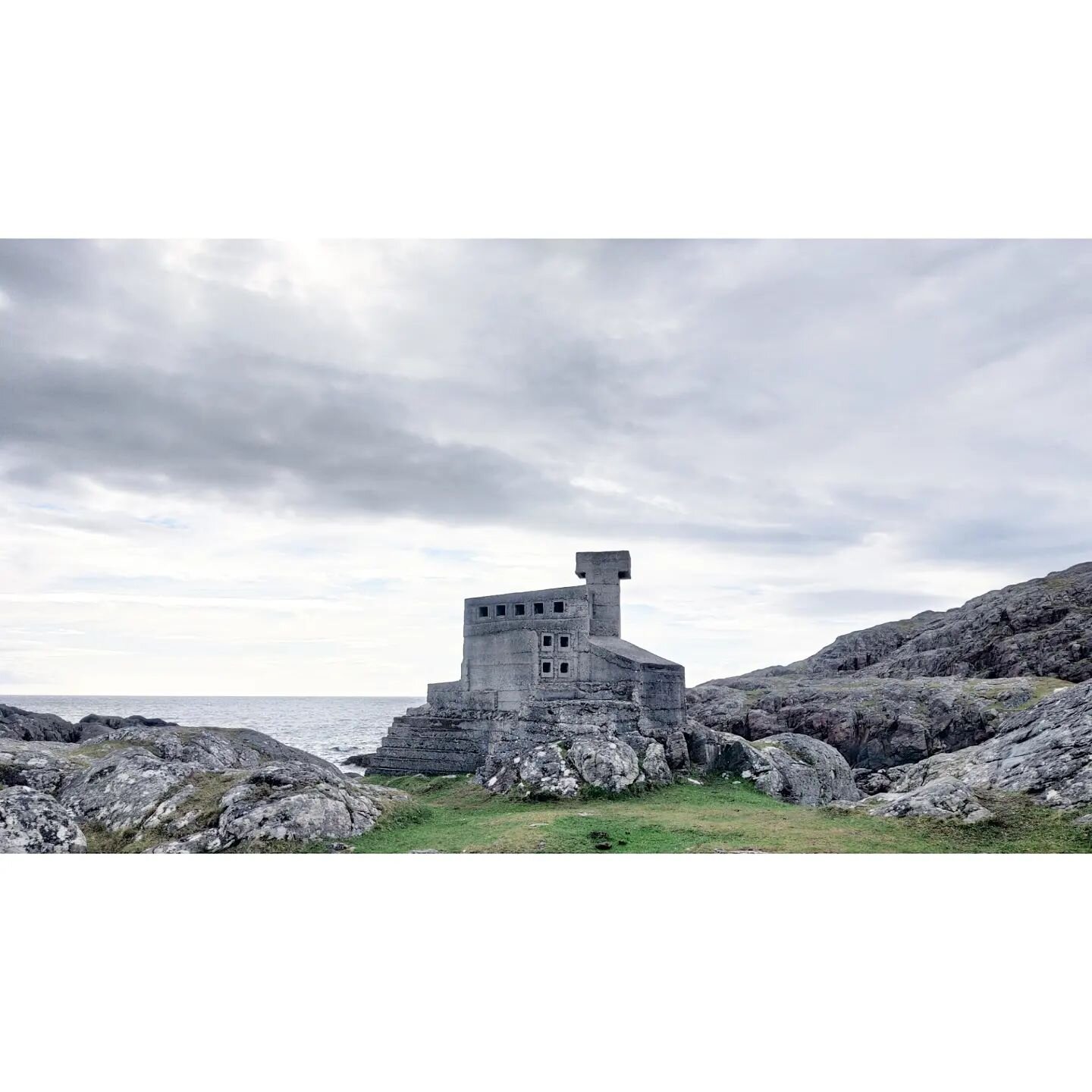 Hermit's Castle is a tiny cast concrete folly built as a bothy (quite mysteriously) in the 1950s by the architect David Scott. We were so pleased to find this yesterday on the rocks at the beautiful Achmelvich Bay (it is difficult to spot). Exploring