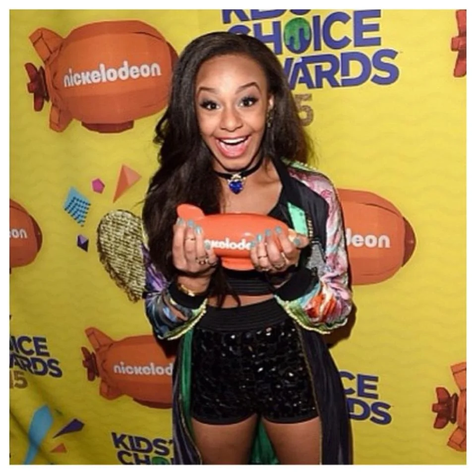 NIA SIOUX at the KIDS CHOICE AWARDS in OTT with SHUP artwork