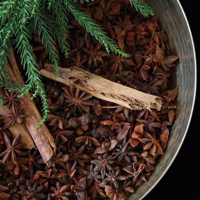 ... can you already catch the smell of Christmas Eve? #spices #greens #homedecor #instahome #instamood #anjaknothgardensandlandscapes #weihnachten #christmas #navidad #christmasmood @weihnachtszeit #christmastime