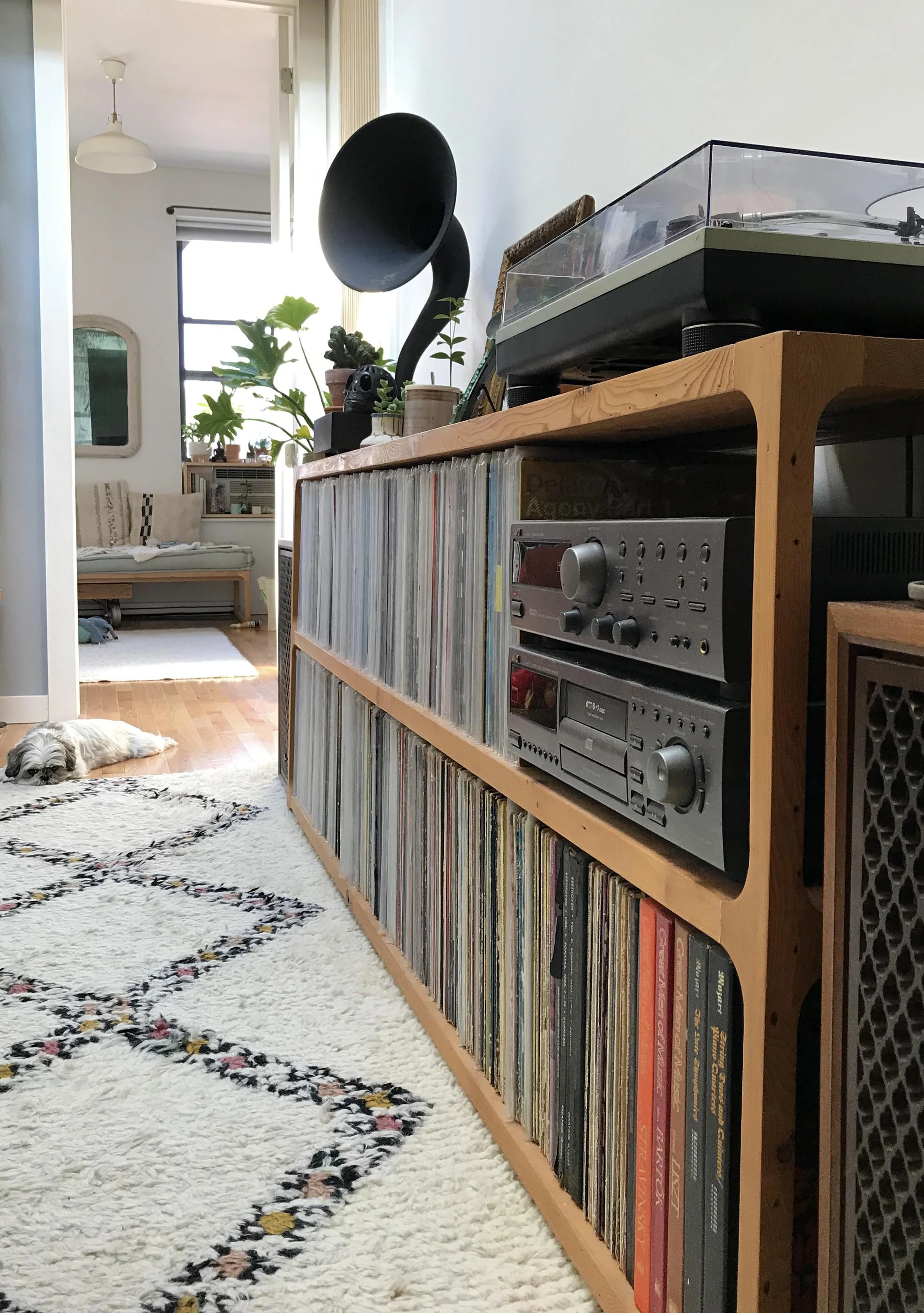 Volume the weight of the vinyl sits effortless in a straight line due to concealed central supports to prevent any sagging