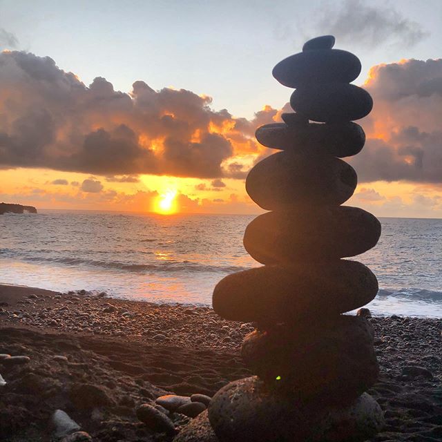 Last sunset of vacation. .
.
.
.
#hawaii #50 #sunrise #chill #bikinimode #rocks #beach #bigisland #kehenabeach #blacksandbeach #surf #spinnerdolphins