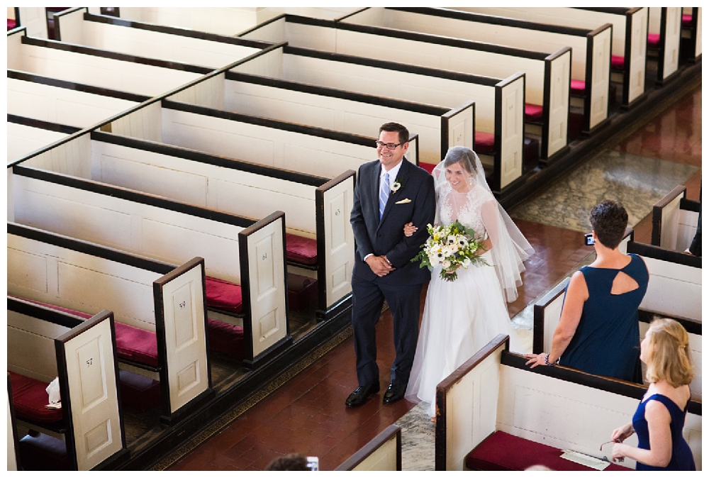 Pennslyvania Weddings | Christ Church, Philadelphia, PA | Real weddings, engagements and inspiration for the modern NY Bride | www.redoakweddings.com
