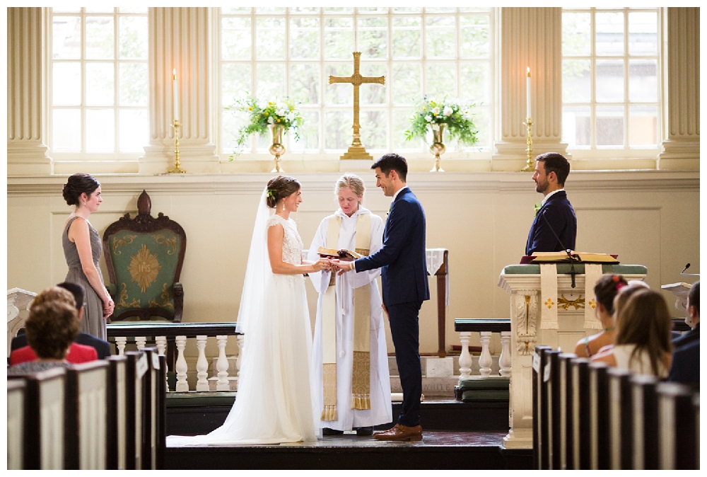 Pennslyvania Weddings | Christ Church, Philadelphia, PA | Real weddings, engagements and inspiration for the modern NY Bride | www.redoakweddings.com