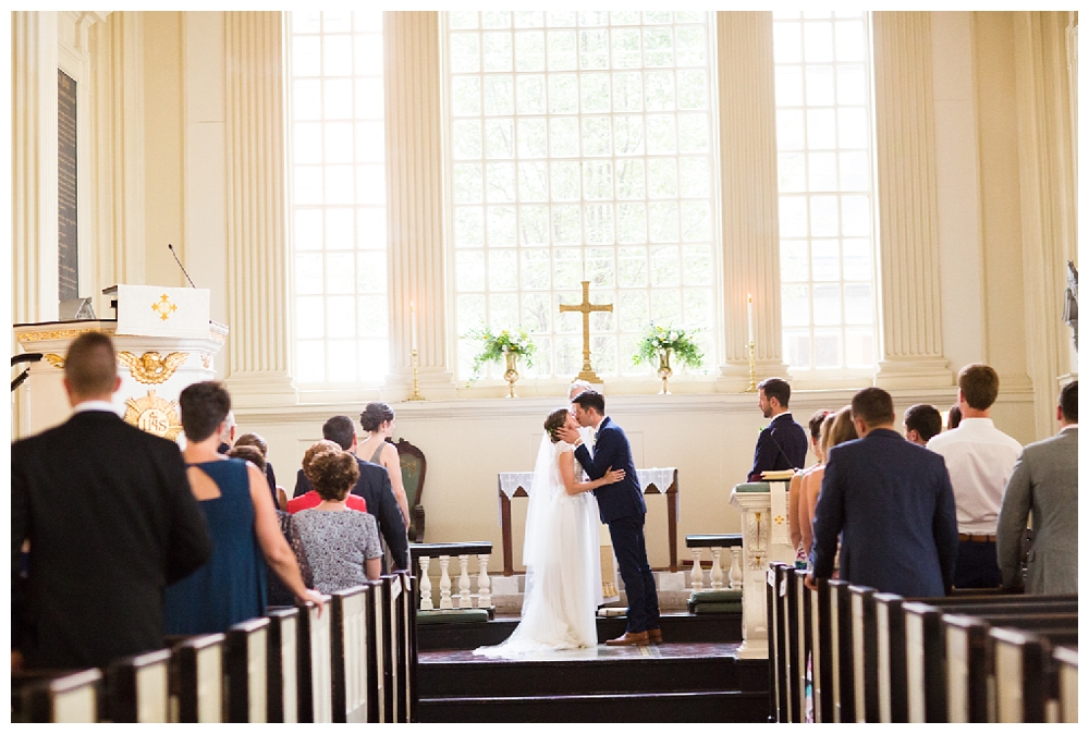 Pennslyvania Weddings | Christ Church, Philadelphia, PA | Real weddings, engagements and inspiration for the modern NY Bride | www.redoakweddings.com