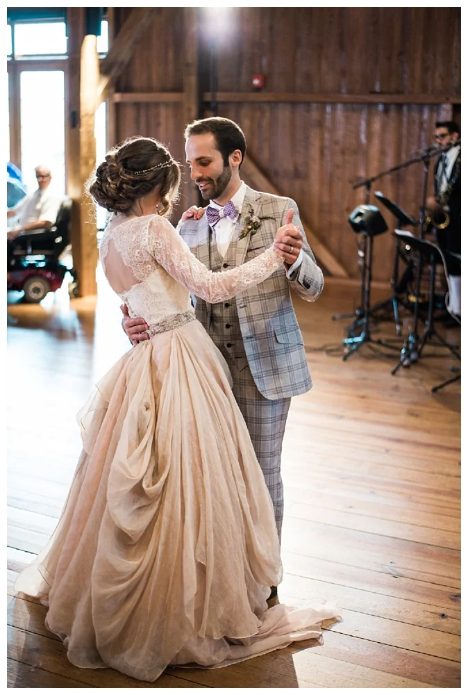 Pennsylvania Weddings | Harvest View Barn, Elizabethtown, PA | Real weddings, engagements and inspiration for the modern NY Bride | www.redoakweddings.com