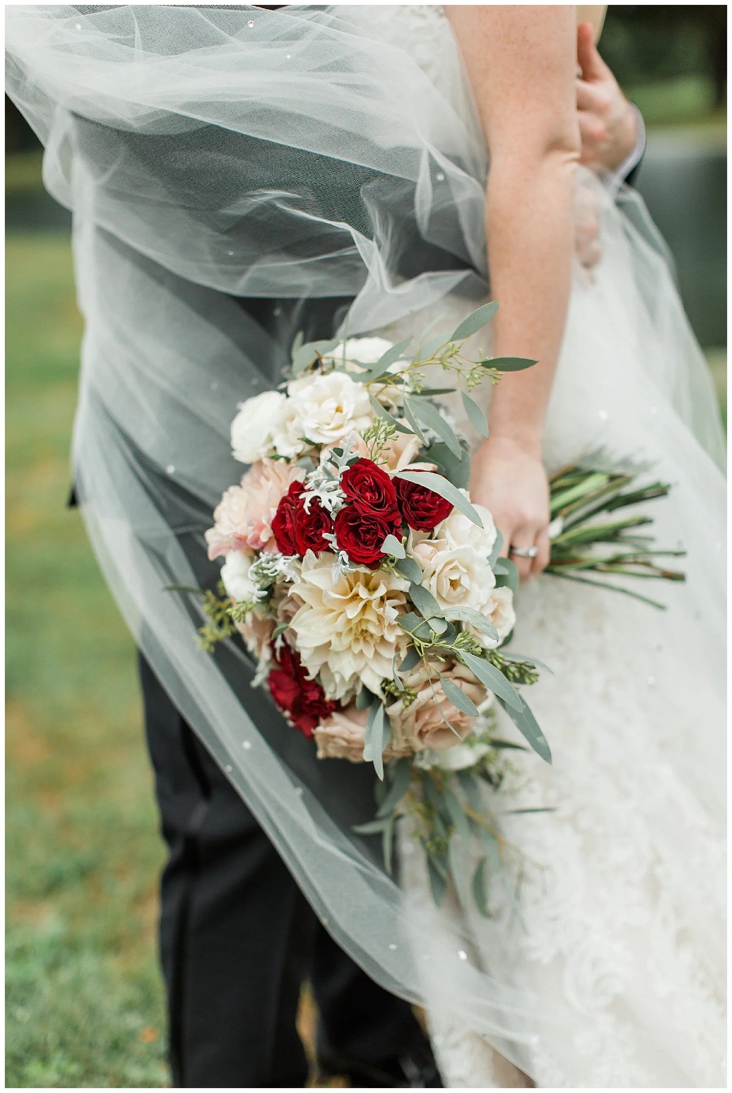 Pennsylvania Spring Wedding |Flourtown Country Club | Flourtown, PA | www.redoakweddings.com