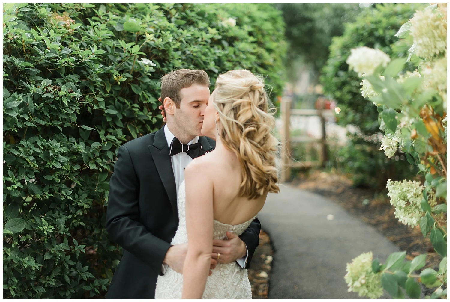 Pennsylvania Spring Wedding |Flourtown Country Club | Flourtown, PA | www.redoakweddings.com
