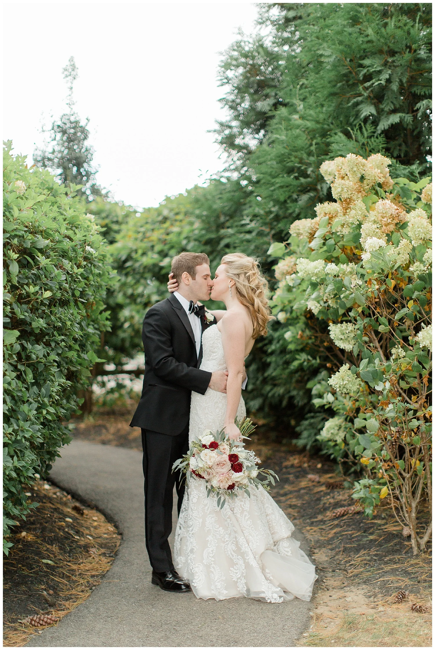 Pennsylvania Spring Wedding |Flourtown Country Club | Flourtown, PA | www.redoakweddings.com