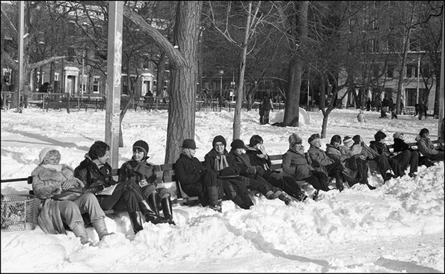 People-on-park-bench-in-snow.jpg
