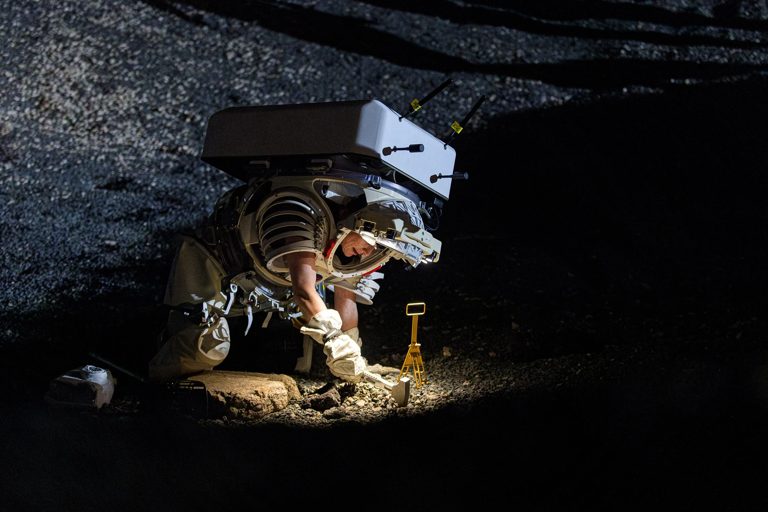  NASA astronaut Kate Rubins, clad in a mockup spacesuit, tests lunar sampling tools during a simulated moonwalk at the NASA Johnson Space Center Rock Yard.  Photo: NASA/Josh Valcarcel (jsc2024e031848) 