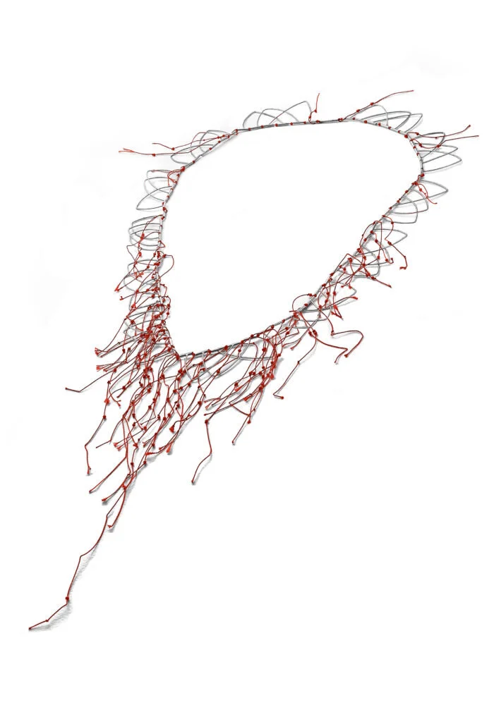 Collier Tisse ta vie 1: argent, fils de soie et perles en bambou.