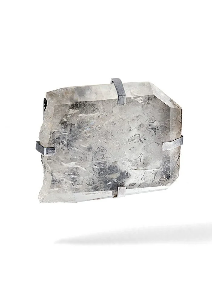 Broche memories. Citrine et argent gravé, patiné. Amira Sliman 2018.