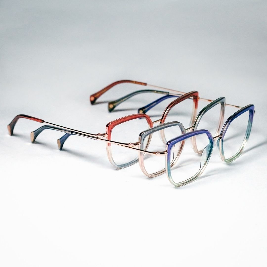 Sometimes when you can't choose between one colour or another, we are lucky enough to have frames that feature two colorways, seamlessly integrated into one frame!

One of newest collections to our shop boasts style, comfort and affordability! There'