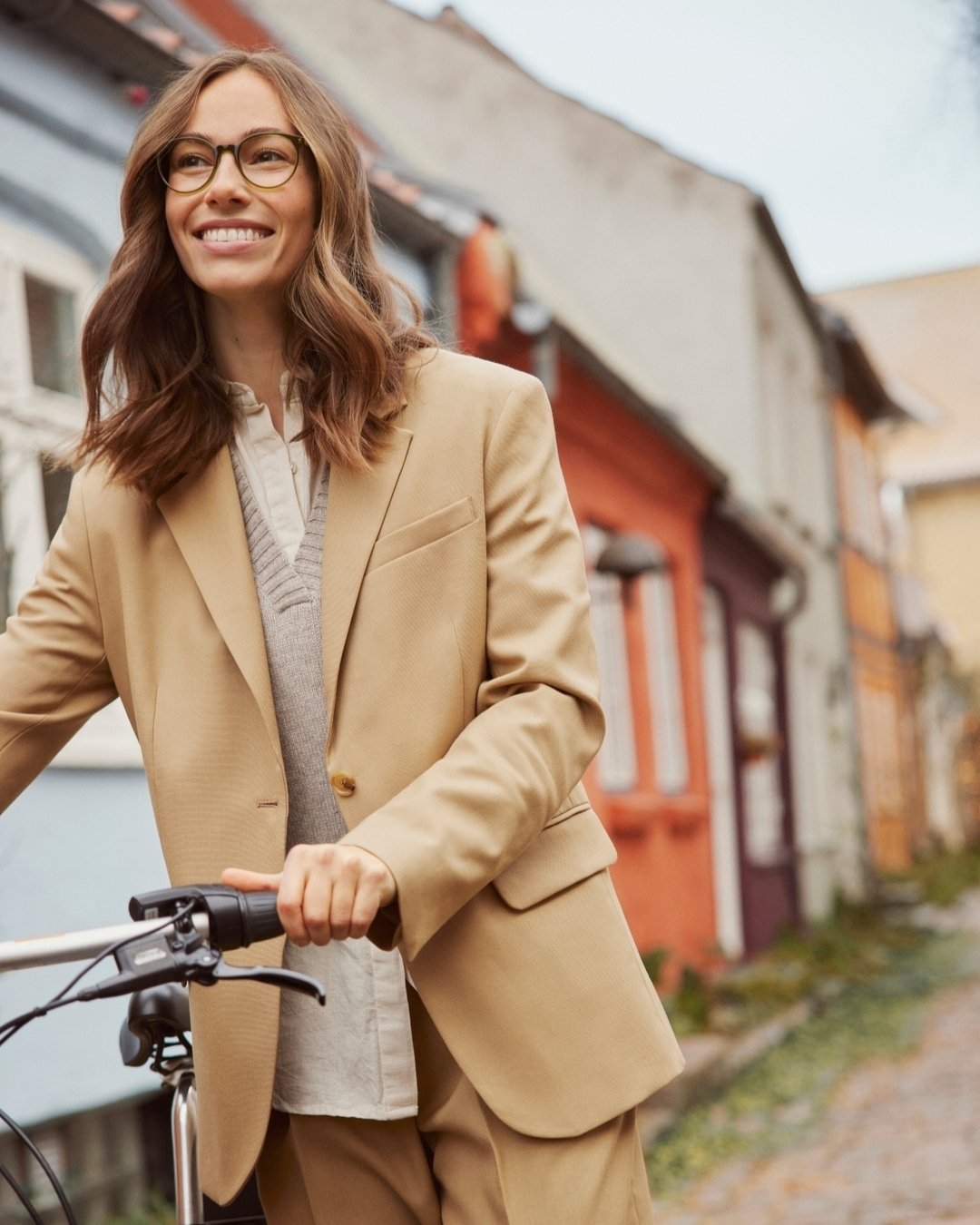 Cooler fall days are here, the sun rises later and sets sooner. With lower light conditions our vision is even more important, especially when driving (whether in a car or on two wheels).

Did you know that there are lenses specifically designed to h