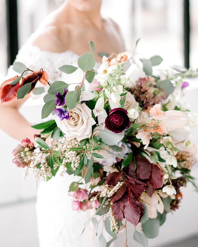 ✨Whimsical✨ ⠀⠀⠀⠀⠀⠀⠀⠀⠀
We love this bouquet by @victoriangardens 💐 ⠀⠀⠀⠀⠀⠀⠀⠀⠀
⠀⠀⠀⠀⠀⠀⠀⠀⠀
Venue: @thedelawarekc | Photography: @justinewrightphoto | Videography: @goldhairpin | Floral Design: @victoriangardens | Cake + Dessert Design: @andrea_classiccak